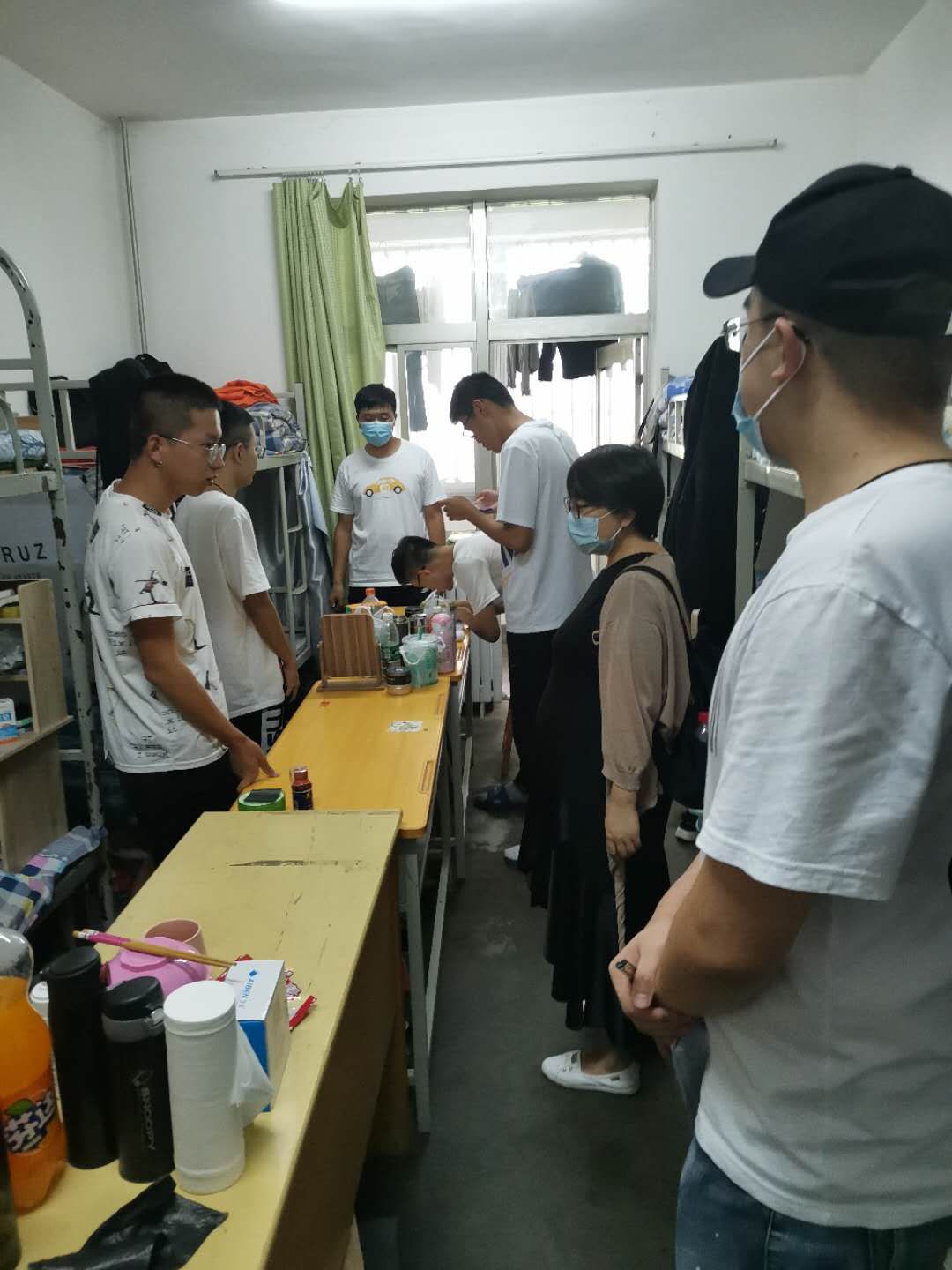 老师走访学生宿舍