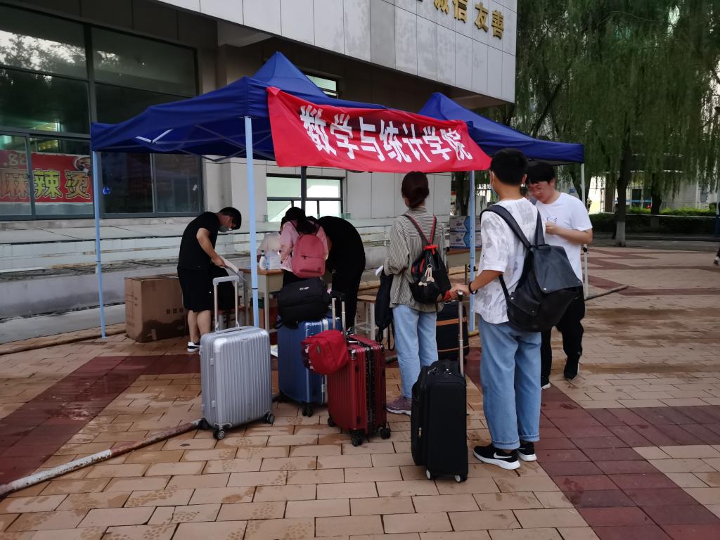 返校学生有序报到